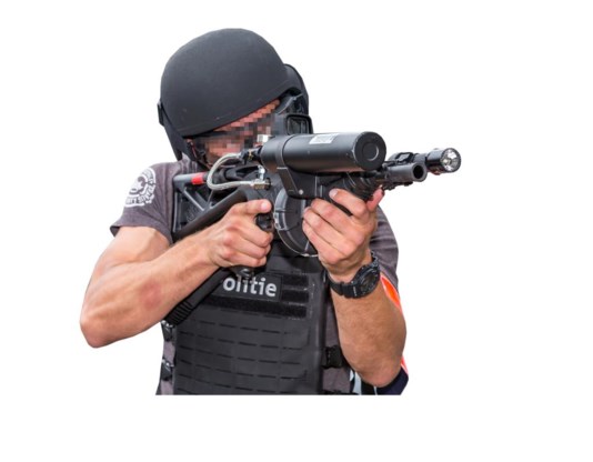 Het verfkogelwapen FN 303 is omstreden sinds de Antwerpse politie (foto) er een meisje van veertien mee neerschoot.