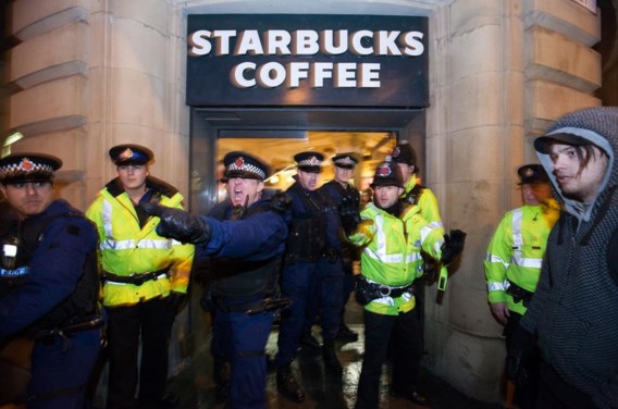 Na het LuxLeaks-schandaal werd er druk betoogd voor Starbucks-koffieshops wereldwijd (hier in Manchester in 2012). 