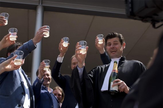 Advocaat Roger Cox (onderaan rechts) sleepte de Nederlandse overheid voor de rechter voor haar nalatigheid in de strijd tegen de klimaatverandering. De rechter gaf hem gelijk.