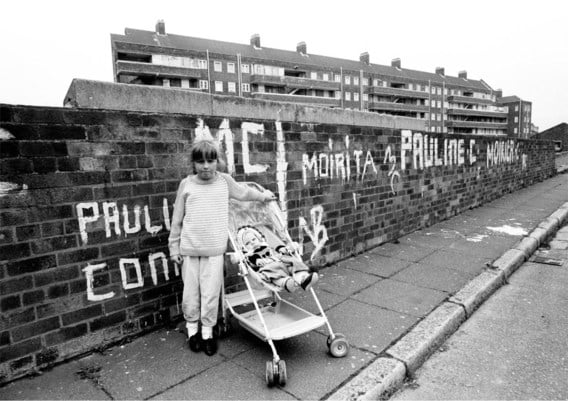 Twee meisjes in Vauxhall Gardens, Liverpool, april 1988.