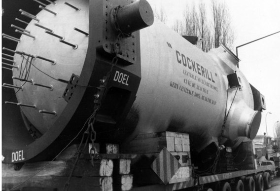 Februari 1972: een reactorvat voor de kerncentrale van Doel wordt met een vrachtwagen vervoerd van Seraing naar Antwerpen.