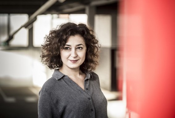 Ece Temelkuran: ‘Als het niet uit een gebrek aan liefde of een overvloed aan schuldgevoel is, waarom zou een mens dan zo wanhopig proberen om zijn gedachten op papier te krijgen?’