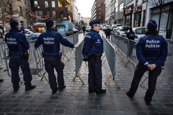 Politieagenten in Molenbeek. ‘Door de terreurdreiging is de alertheid bij politiemensen sterk toegenomen’, zegt Paul Van Thielen.