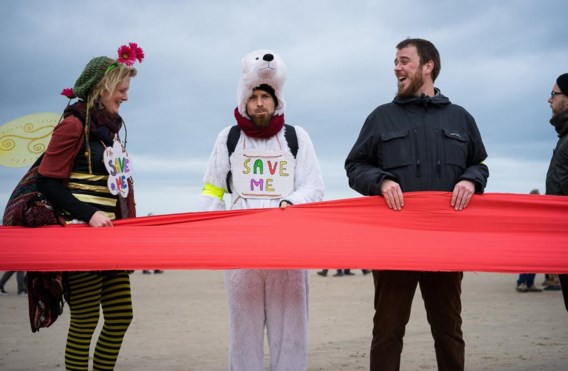 Volgens de politie 10.000, volgens de organisatoren 14.000 mensen stapten gisteren van Oostende naar Mariakerke in een klimaatmars. ’Voor het klimaat is het dreigingsniveau vier bereikt’, aldus Natalie Eggermont van Climate Express. En duiken er straks misschien echte ijsberen op aan de Vlaamse kust.