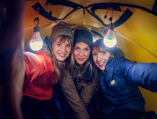 Dit jaar brengen Eva De Roo, Siska Schoeters en Linde Merckpoel ‘De warmste week’ naar uw huiskamer.