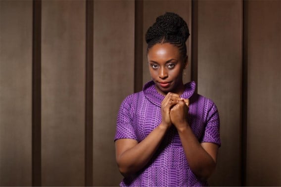 Chimamanda Adichie, een gelukkige Afrikaanse feministe die mannen niet haat en graag hoge hakken draagt. Maar voor zichzelf, niet om mannen te behagen.