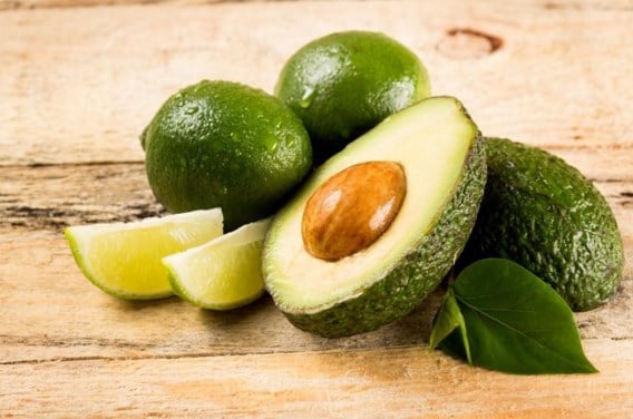 <p>Compositie met avocado en limoen tegen houten achtergrond. Ook eetbaar.<span class="credit">lev dolgachov</span></p>