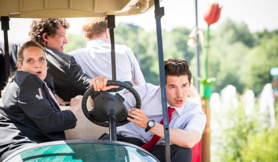 De bewakingsagenten van Safety First verkennen het Tomorrowland-domein op een golfkarretje.