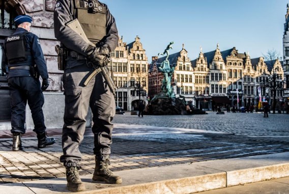 ‘De bewapening van de stad Antwerpen begint inmiddels te lijken op die van een staat in de staat.’ 