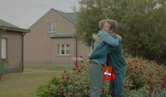 Als mannen elkaar omhelzen moet de kruis-tot-kruisafstand 10 cm bedragen.