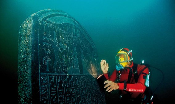 Deze stèle uit Thonis-Heraklion komt overeen met één van Naukratis in Egypte.