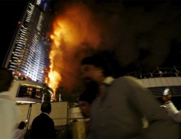 Zestien gewonden bij enorme brand in Dubai