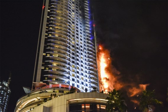 Fotograaf bengelt half uur aan brandende toren in Dubai