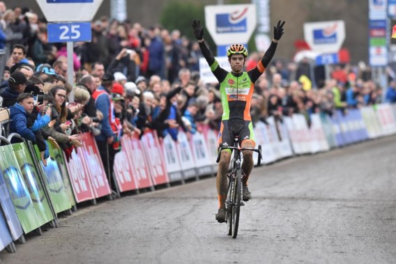 Bezeten Wout Van Aert domineert op Balenberg, Nys vecht zich naar plek twee