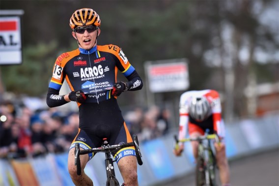 Alessio Dhoore juicht bij junioren in Leuven