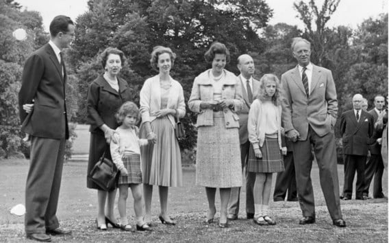 Koning Boudewijn (links) werd verscheurd door trouw aan zijn echtgenote Fabiola (derde van links) en loyauteit aan zijn stiefmoeder Lilian Baels (rechts naast haar).