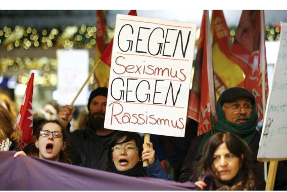 Bij de Dom in Keulen werd gisteravond betoogd om het geweld tegen vrouwen aan te klagen.