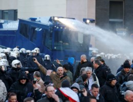 Keulse politie ontbindt Pegida-betoging: 'We moesten wel ingrijpen'