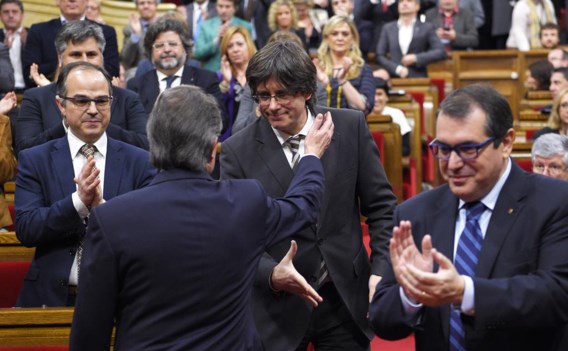 Dit weekend pas wierp Artur Mas (rug) de handdoek in de ring en stelde hij partijgenoot Carles Puigdemont als zijn opvolger voor.