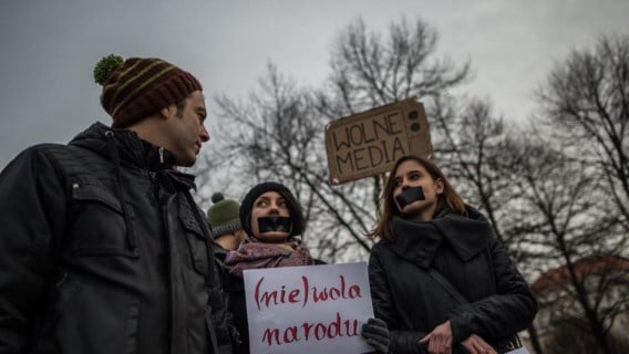 Zowel in Polen als in Tsjechië, zoals hier in Praag, trokken burgers dit weekend de straat op, om te betogen tegen de omstreden wetten die de Poolse regering heeft goedgekeurd. De Europese Commissie buigt zich deze week over de kwestie.