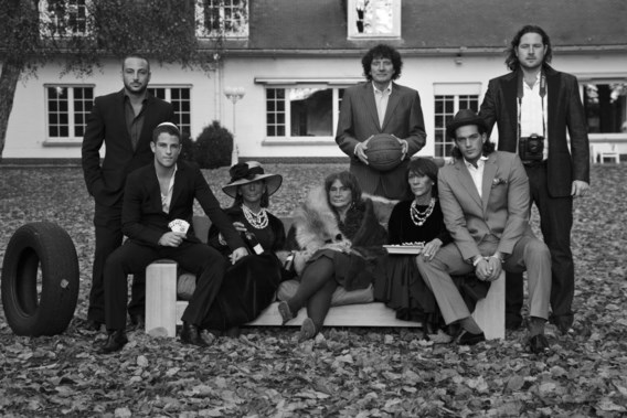 (V.l.n.r.) Neef Avi, neef Shaly, tante Lylit, oma Malou, vader Willy, moeder Anita. broer Nathan, Sebastian.