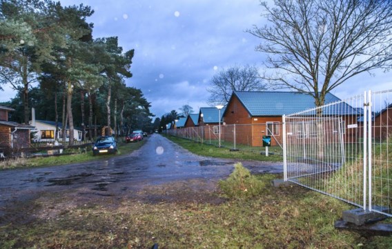 Links de permanente bewoners, rechts het asielcentrum, met tussenin een weggetje en een snel aangebracht hek. Hier komen 945 asielzoekers.