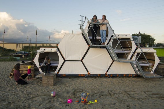 De ‘B-and-Bee’-slaapcapsule: festivalbed uit de sociale economie.