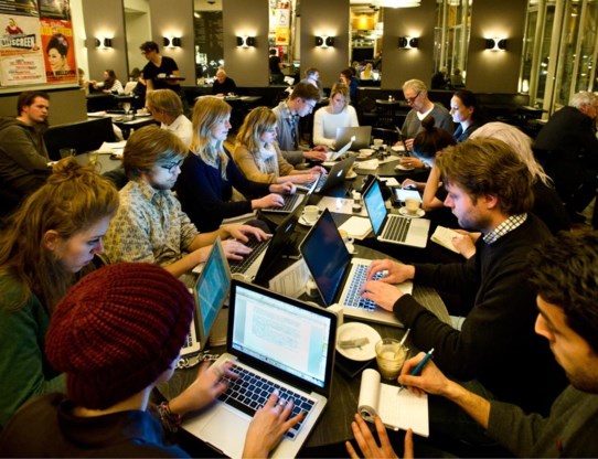 Computergebruikers in volle actie.