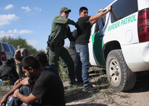 Amerikaanse agenten arresteren illegale migranten aan de Mexicaanse grens in Rio Grande City.