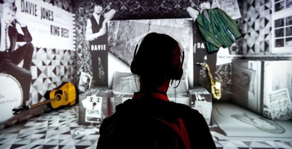 Er hangt op de expo geen gemeenschapsgevoel. Iedereen rouwt op zijn manier, verzonken in gedachten en muziek.