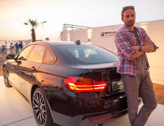 Acteur Matthias Schoenaerts deelt al eens handtekeningen uit op een BMW-evenement.