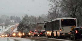Eerste sneeuw geeft enorme verkeershinder