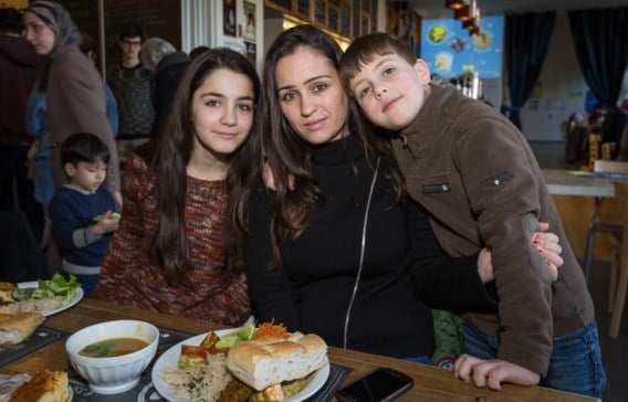 Albana Hoxha (32) met dochter en zoon: ‘Als we teruggaan naar Albanië, worden we vermoord.’