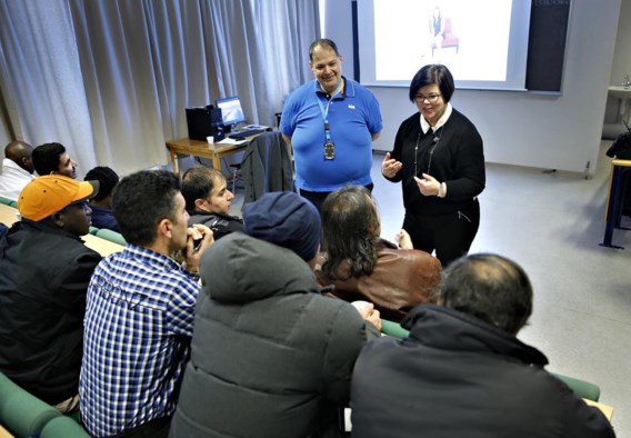 Lesgeefster Linda en haar tolk voor een klas van Syrische en Soedanese mannen.