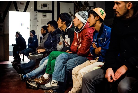 Een hapje, een drankje, een praatje: voor de vluchtelingen is Cinemaximiliaan meer dan een filmavond.