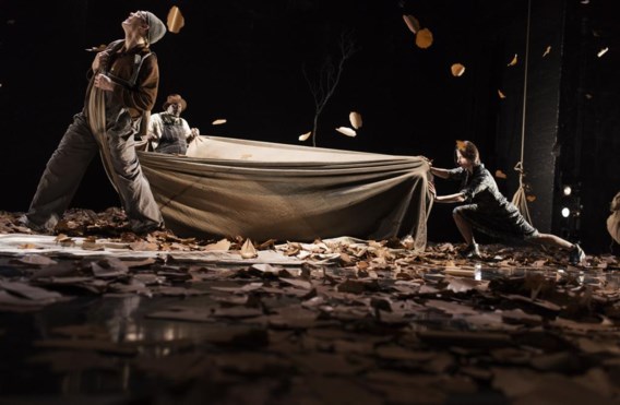 Bijna continu dwarrelen bladeren uit de nok van het theater: de winter komt, de tijd dringt.