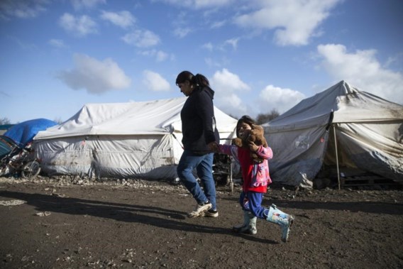 <p>Vrouw en kind in het vluchtelingenkamp van Duinkerke.<span class="credit">epa</span></p>