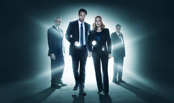 David Duchovny en Gillian Anderson (het duo in het midden) zijn nog geen zombiehaar veranderd.