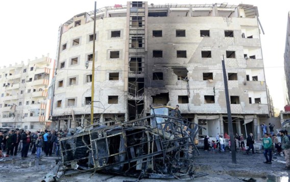 Nadat een autobom was ontploft, sloegen twee zelfmoordterroristen toe en sleurden minstens 60 mensen mee de dood in. 