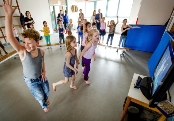Leerlingen in een Nederlandse school krijgen turnles via de Xbox.