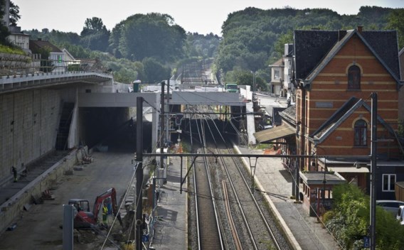 Aan het station van Genval is een nieuwe treinkoker aangelegd (links), die er nog lang nutteloos zal bijliggen.