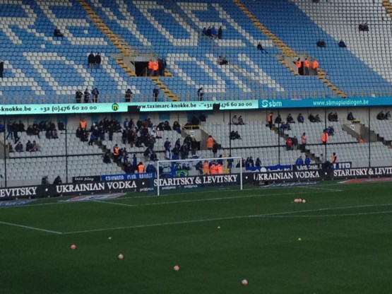 AA Gent-supporters verven doelpalen Jan Breydel-stadion blauw-wit