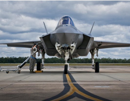 Een Amerikaanse F 35A Lightning II – een gevechtsvliegtuig van de 5de generatie – tankt bij.