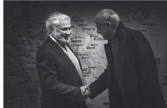 Voor een fantasiekaart van Wim Delvoye. Huts: ‘Daar heb ik mijn klanten altijd mee liggen. Ik vraag hen om hun thuisbasis te situeren. Dan zeggen ze dat het een kaart is van een ander continent. Als ik dan vraag of ze daar ook vestigingen hebben, staan ze met hun mond vol tanden.’