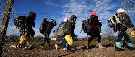 Vluchtelingen onderweg van Macedonië naar Servië.