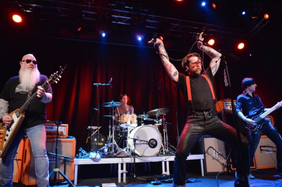 Eagles of Death Metal zichtbaar opgelucht bij terugkeer op podium