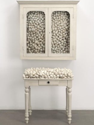 ‘Witte kast en witte tafel’, een werk met eierschalen uit 1965.