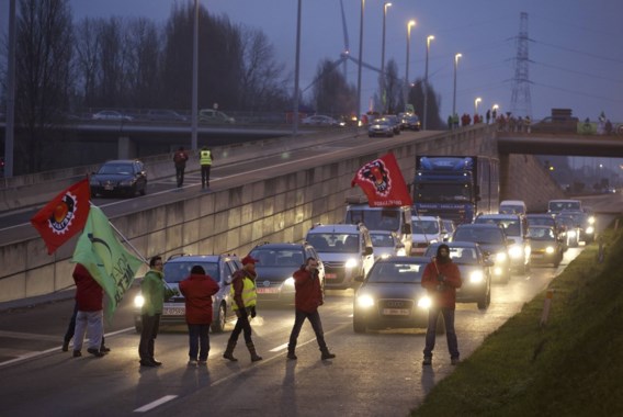 Een wegblokkade tijdens de staking aan het Skaldenpark (1 december 2014)