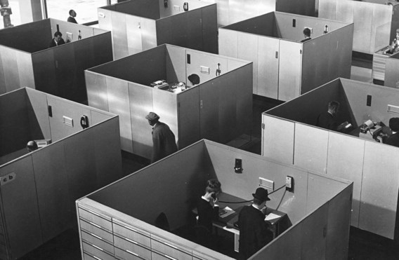 Om eenvoudiger te communiceren moeten sommige ambtenaren uit hun comfortzone gehaald worden.