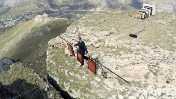 In de video ‘Tightrope’ (2015) laat kunstenares Taus Makhacheva een koorddanser de topstukken van het nationaal museum van Dagestan overbrengen van de ene bergtop naar de andere. Een werk verworven met privégeld. 